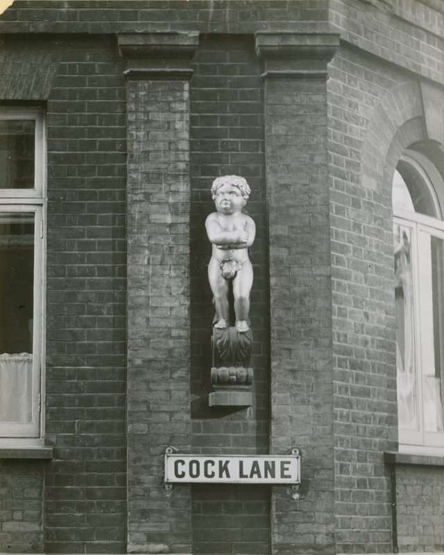 Statua Cock Lane i Fat Boy, czyli Złotego Chłopca; fotografia autorstwa English School