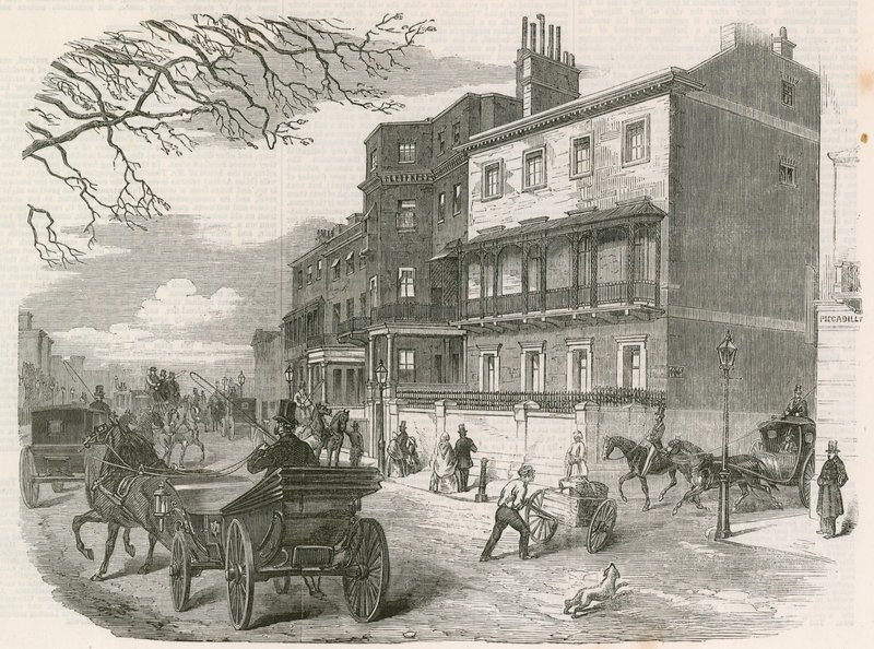 Gloucester House, Piccadilly, Londyn, rezydencja zmarłej księżnej Gloucester autorstwa English School