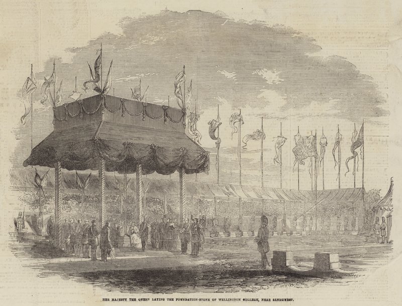 Jej Wysokość Królowa kładzie kamień węgielny pod Wellington College, niedaleko Sandhurst (rycina) autorstwa English School