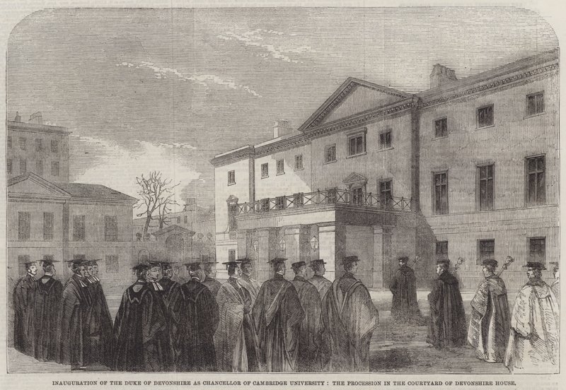 Inauguracja księcia Devonshire na stanowisko kanclerza Uniwersytetu w Cambridge, procesja na dziedzińcu Devonshire House (grafika) autorstwa English School