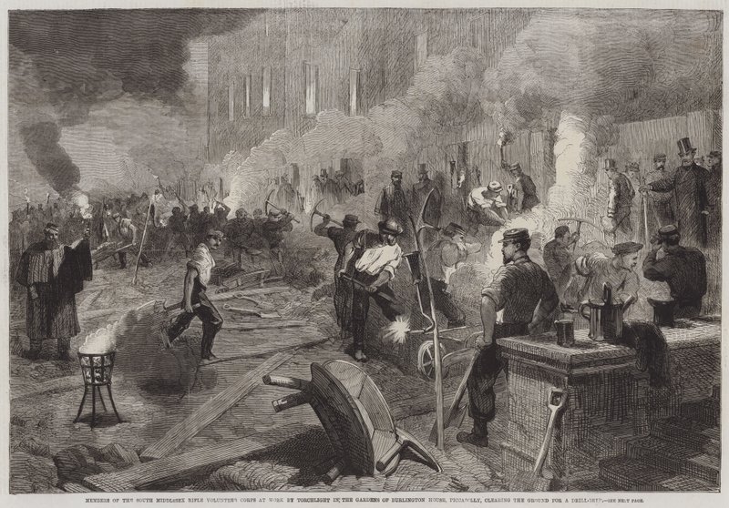Członkowie South Middlesex Rifle Volunteers Corps at Work przy Torchlight w ogrodach Burlington House, Piccadilly, oczyszczają teren pod szopę wiertniczą (ryty) autorstwa English School