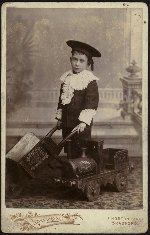 Portret młodego chłopca pozującego z wózkiem autorstwa English School
