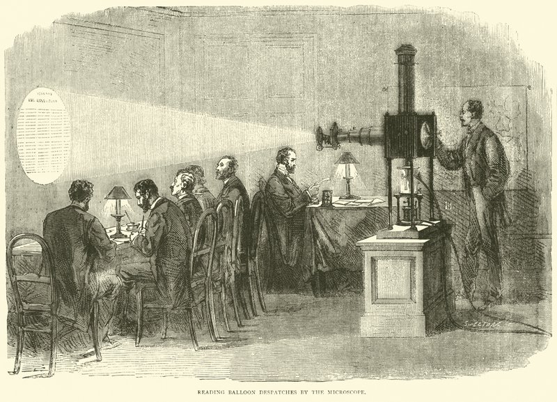 Odczytywanie pod mikroskopem depesz balonowych, październik 1870 r. autorstwa English School