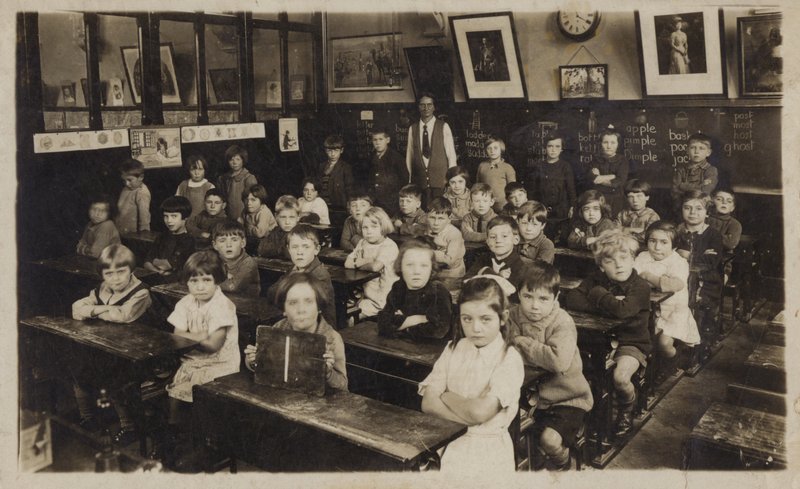 Uczniowie w klasie (zdjęcie czarno-białe) autorstwa English School