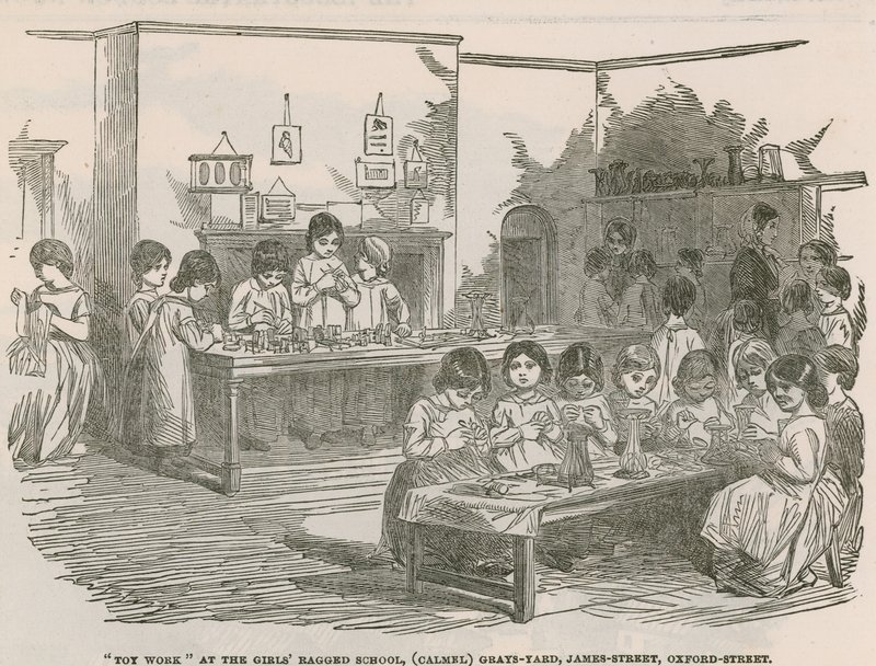 Praca z zabawkami w zniszczonej szkole dla dziewcząt, (Camel) Grays Yard, James Street, Oxford Street autorstwa English School