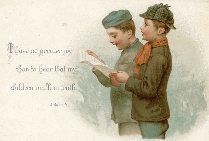 Dwóch chłopców śpiewa hymn autorstwa English School