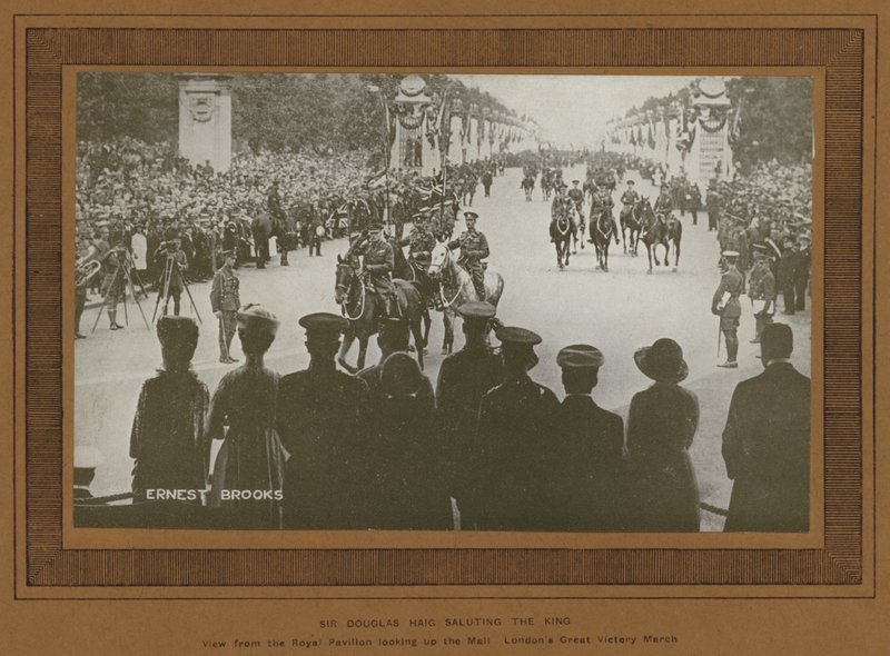 Uroczystości zwycięstwa w Londynie w 1919 r., Sir Douglas Haig pozdrawia króla (zdjęcie czarno-białe) autorstwa Ernest Brooks