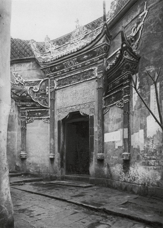 Chungkingfu, Szechuan, Drzwi domu w alei, zdobione szkliwioną porcelaną (zdjęcie czarno-białe) autorstwa Ernst Boerschmann