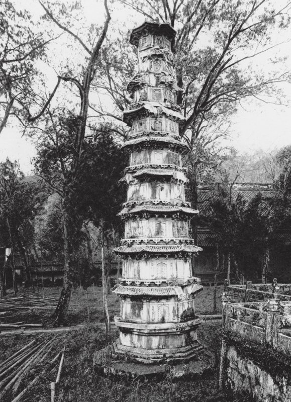 Hangchoufu, Sihu, Yun lin sze, Chekiang, Pagoda w klasztorze Cloud Grove nad Jeziorem Zachodnim w pobliżu Hangchou (zdjęcie czarno-białe) autorstwa Ernst Boerschmann