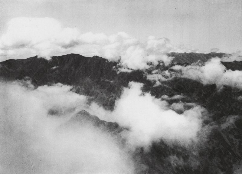 Hua shan, Pai yun, Shensi, Białe chmury wokół szczytu Świętej Góry (zdjęcie czarno-białe) autorstwa Ernst Boerschmann