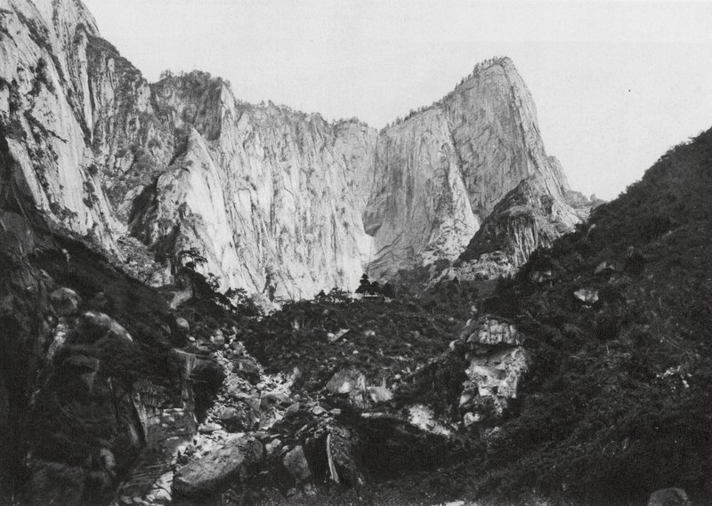 Hua shan, Shensi, cylinder góry 5 szczytów, szczyt środkowy i zachodni (zdjęcie czarno-białe) autorstwa Ernst Boerschmann