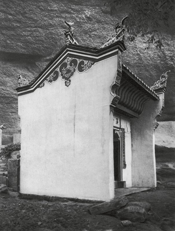 Ichangfu, Lung wang tung, Hupei, Sala Bramy w Świątyni Króla Smoka (zdjęcie czarno-białe) autorstwa Ernst Boerschmann