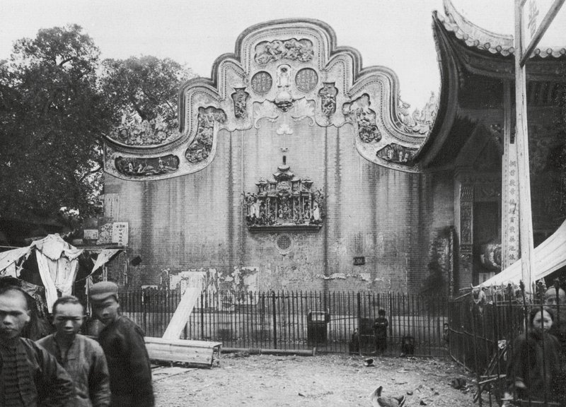 Kuangchou, Kuangtung, Świątynia Boga Medycyny, szczyt od strony ulicy (zdjęcie czarno-białe) autorstwa Ernst Boerschmann