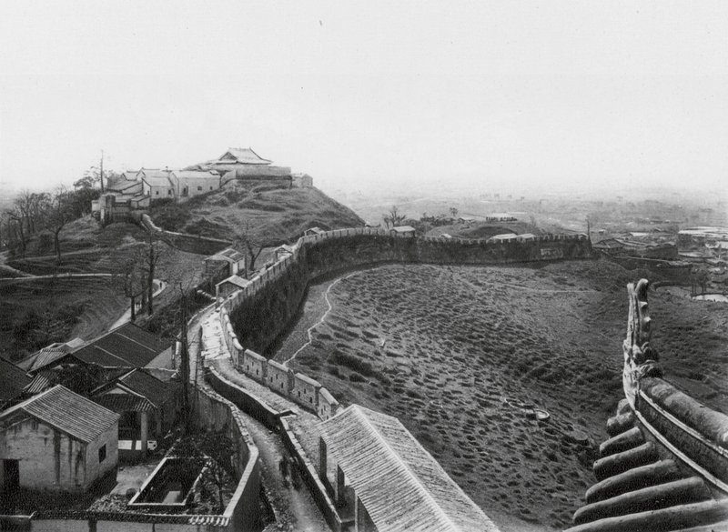 Kuangchou, Kuanyin shan, Kuangtung, widok z północnej wieży na północną ścianę miasta i wzgórze Kuanyin (zdjęcie czarno-białe) autorstwa Ernst Boerschmann