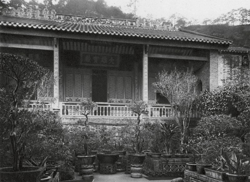 Kuangchou, Pai yun shan, Neng jen sze, Kuangtung, główna sala w klasztorze Neng Jen (zdjęcie czarno-białe) autorstwa Ernst Boerschmann
