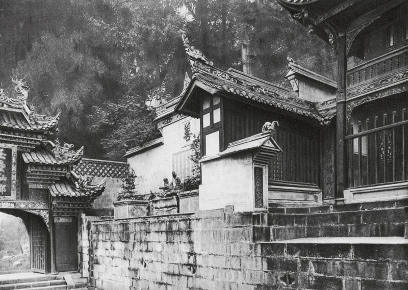 Kuanhien, Ori Lang miao, Szechuan, pierwszy dziedziniec świątyni Ori Lang (zdjęcie czarno-białe) autorstwa Ernst Boerschmann