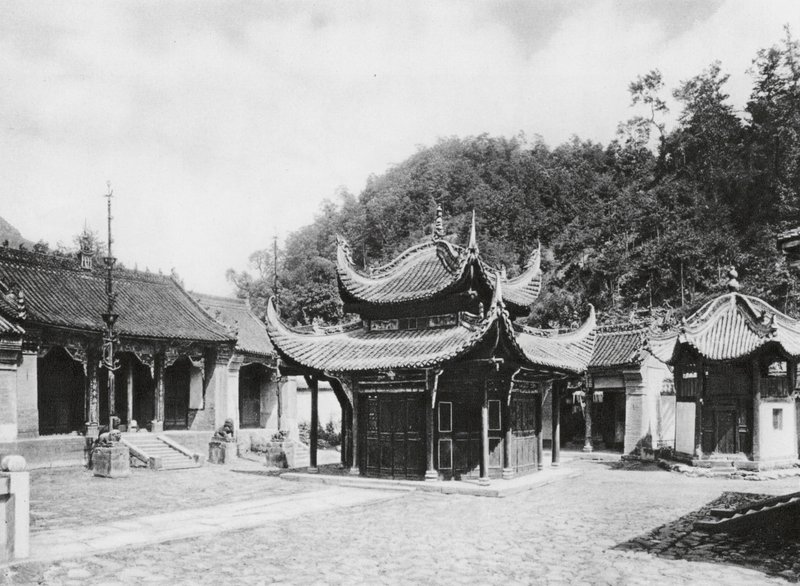 Miao tai tze, Shensi, główny dziedziniec klasztoru (zdjęcie czarno-białe) autorstwa Ernst Boerschmann
