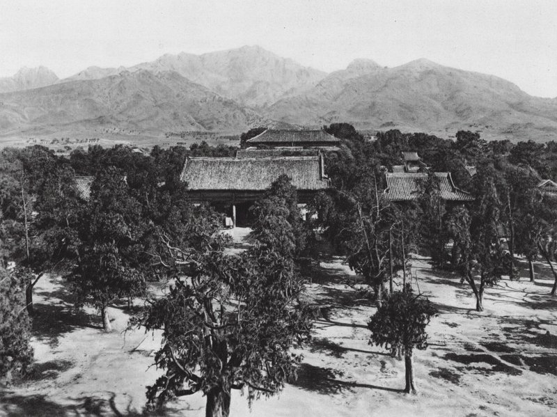 Taianfu, Tai miao, Shantung, widok na Świętą Górę Tai shan nad Wielką Świątynią na północy (zdjęcie czarno-białe) autorstwa Ernst Boerschmann