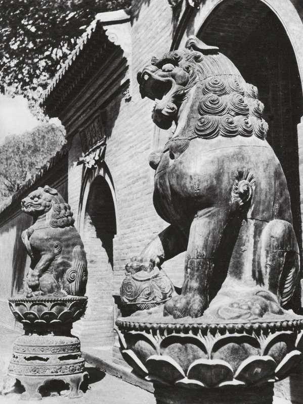 Taiyuanfu, Ta pei sze, Shansi, brązowe lwy przy wejściu do świątyni (zdjęcie czarno-białe) autorstwa Ernst Boerschmann