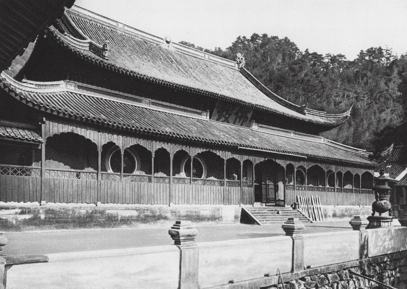 Tien tung sze, Chekiang, główna sala w klasztorze Niebiańskiego Chłopca w pobliżu Ningpo (zdjęcie czarno-białe) autorstwa Ernst Boerschmann