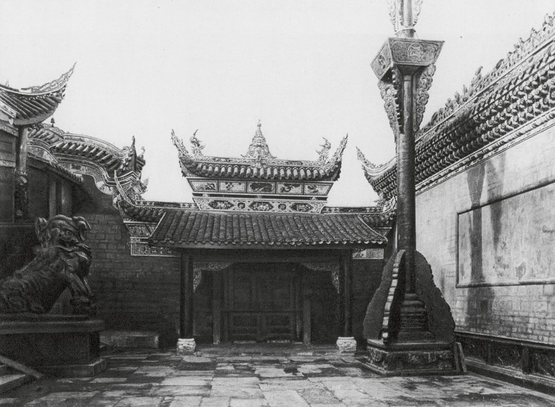 Tzeliutsing, Shansi hui kuan, Szechuan, kort wewnętrzny z bocznym wejściem i masztem flagowym w klubie Shansi (zdjęcie czarno-białe) autorstwa Ernst Boerschmann