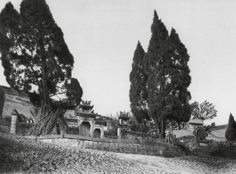 Wanhien, Kiao ting shan, Szechuan, grób na zboczach wzgórza Kiao ting w pobliżu Wanhien (zdjęcie czarno-białe) autorstwa Ernst Boerschmann