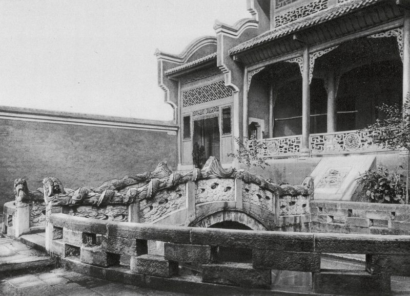 Wanhien, Wen miao, Szechuan, dziedziniec ze stawem i smoczym mostem w Świątyni Konfucjusza w Wanhien (zdjęcie czarno-białe) autorstwa Ernst Boerschmann