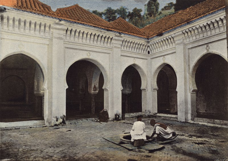 Dziedziniec meczetu Sidi-El-Haloni w Tlemcen autorstwa European Photographer