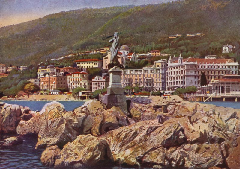 Opatija, obecnie Opatija w Chorwacji: Madonna del Mare, w tle kościół Zwiastowania Najświętszej Marii Panny (zdjęcie) autorstwa European Photographer