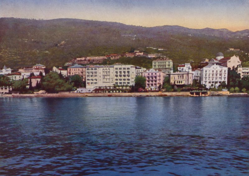 Opatija, obecnie Opatija w Chorwacji: Panorama od strony morza z widokiem na Pensjonat Breiner, Hotel Residenz, Hotel Savoy i Villa Jeanette (zdjęcie) autorstwa European Photographer