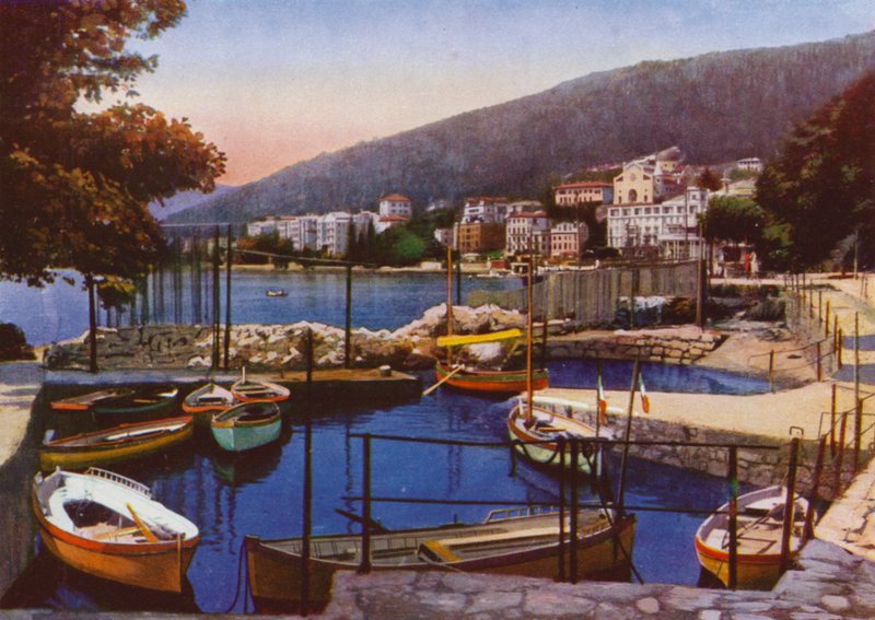Opatija, obecnie Opatija w Chorwacji: Porticciuolo z widokiem na południową promenadę (zdjęcie) autorstwa European Photographer