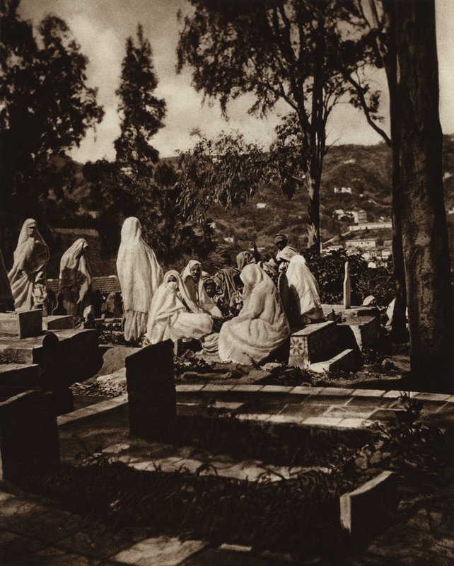 Algier, arabskie kobiety na cmentarzu (zdjęcie czarno-białe) autorstwa European Photographer