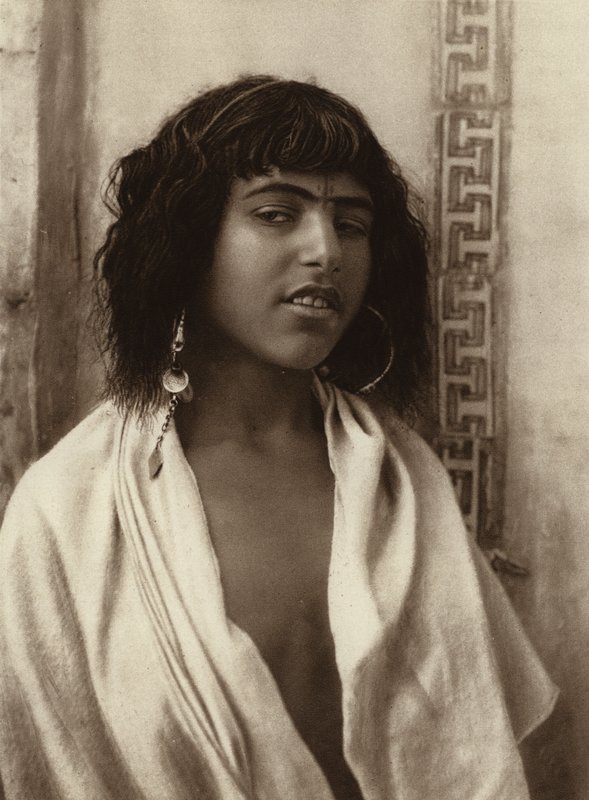 Algier, berberyjska dziewczyna (zdjęcie czarno-białe) autorstwa European Photographer