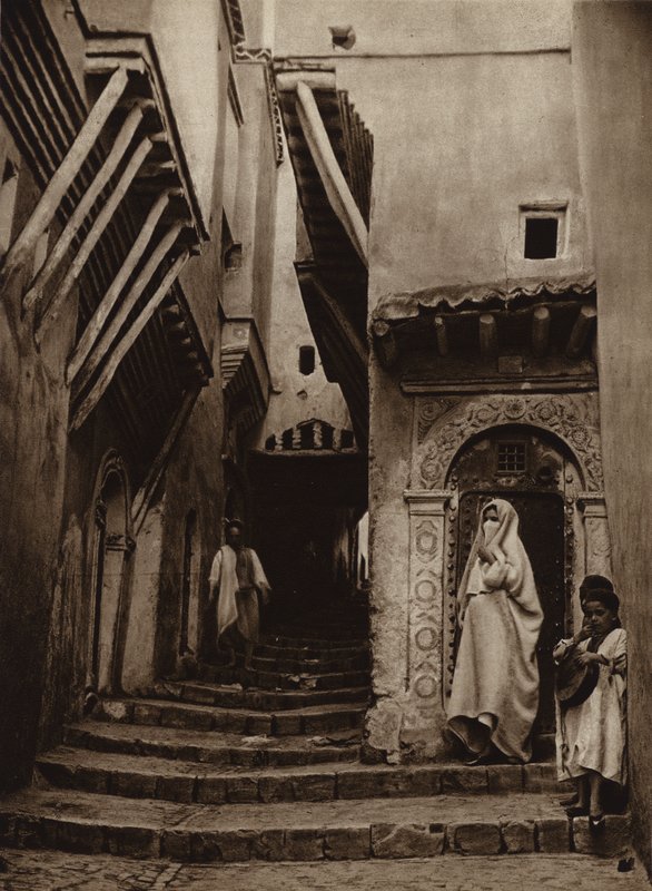 Algier, ulica na starym mieście (zdjęcie czarno-białe) autorstwa European Photographer