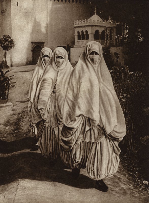 Algier, kobiety na spacerze (zdjęcie czarno-białe) autorstwa European Photographer