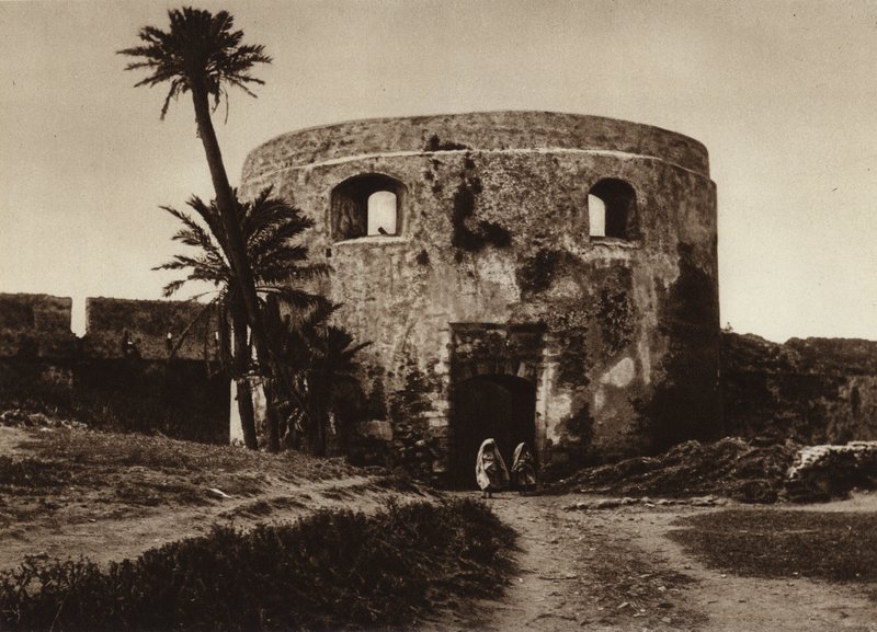 Arzila, Brama w murze miejskim (zdjęcie czarno-białe) autorstwa European Photographer