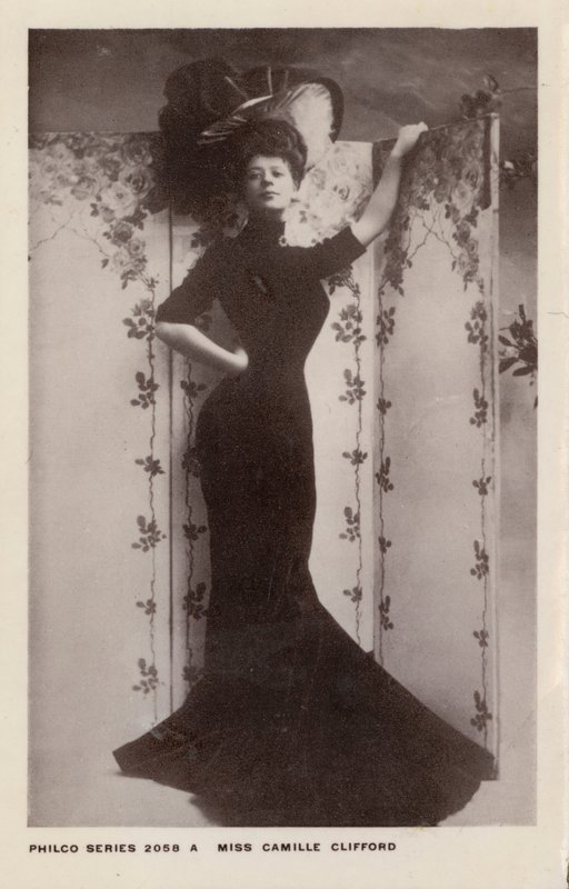 Camille Clifford, urodzona w Belgii aktorka teatralna (zdjęcie czarno-białe) autorstwa European Photographer