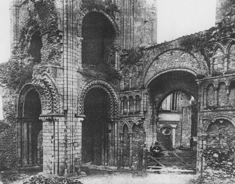 Castle Acre Priory, Norfolk, wnętrze West End of Church (zdjęcie czarno-białe) autorstwa European Photographer