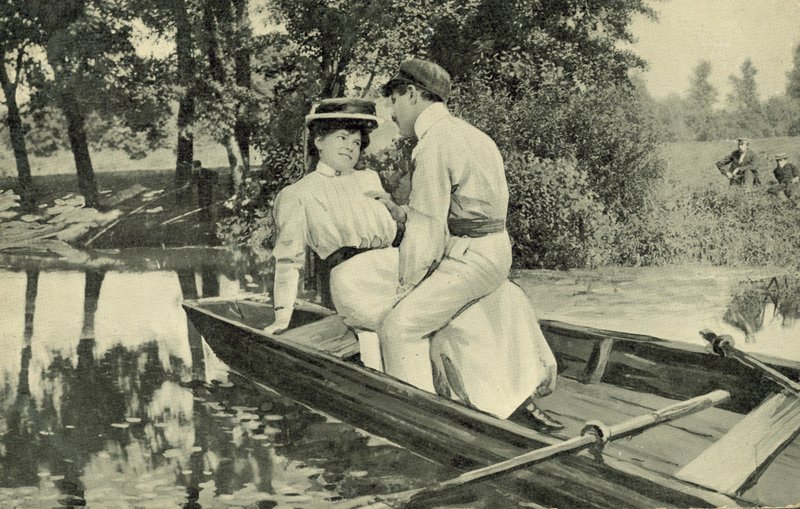 Para zakochanych w łodzi wiosłowej (zdjęcie czarno-białe) autorstwa European Photographer