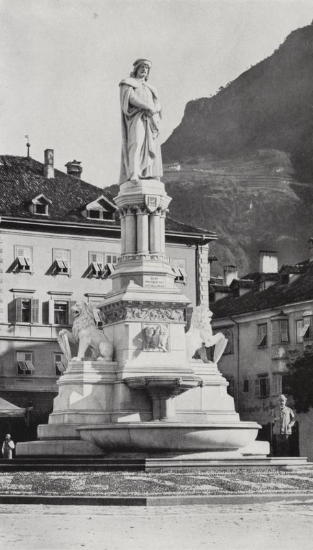 Pomnik Walthera von der Vogelweide w Bozen (zdjęcie czarno-białe) autorstwa European Photographer