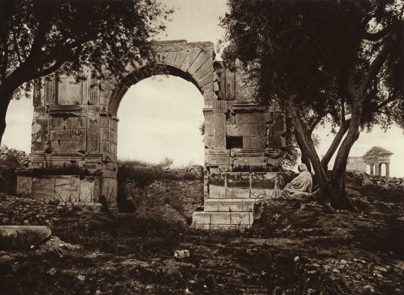 Dougga, łuk triumfalny Aleksandra Sewera (zdjęcie czarno-białe) autorstwa European Photographer