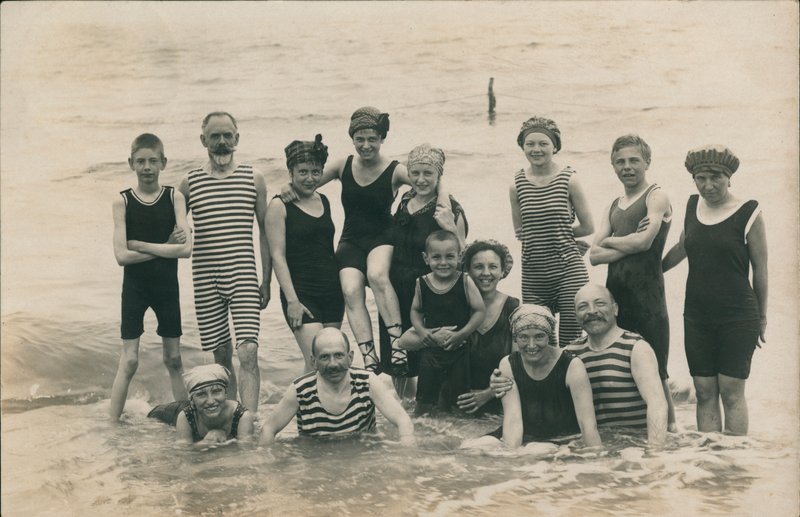 Grupa ludzi nad morzem (zdjęcie czarno-białe) autorstwa European Photographer
