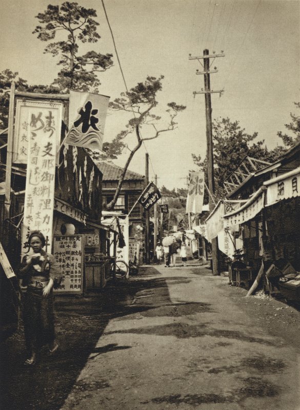 Japonia, na świętej wyspie Enoshima (zdjęcie czarno-białe) autorstwa European Photographer