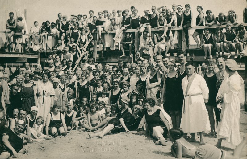 Duża grupa ludzi nad morzem (zdjęcie czarno-białe) autorstwa European Photographer