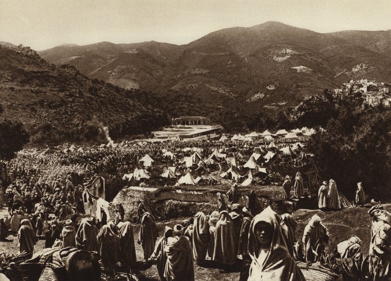 Moulay-Idris, Obóz Pielgrzymów (zdjęcie czarno-białe) autorstwa European Photographer
