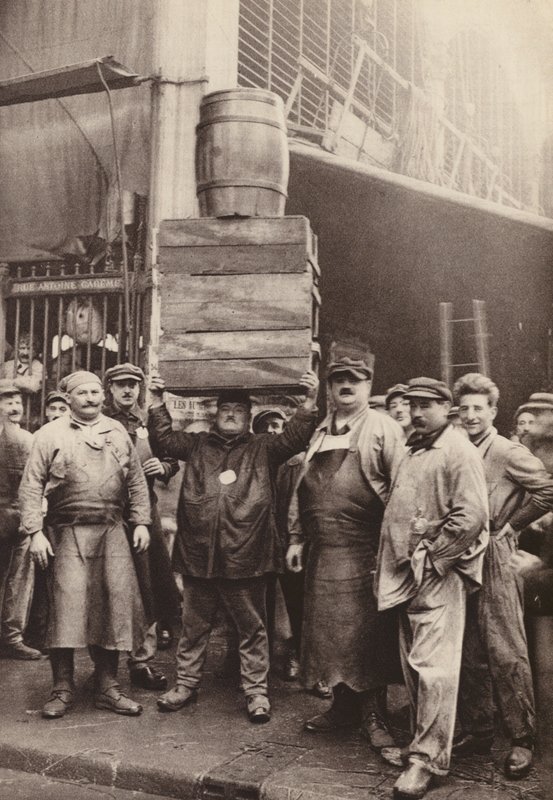Paryż: Les Forts de la Halle; portierzy na rynku centralnym (zdjęcie czarno-białe) autorstwa European Photographer