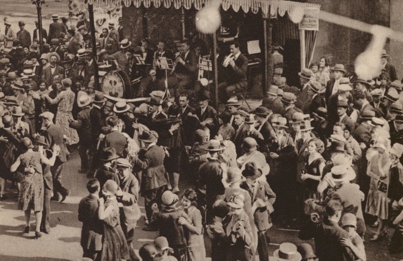 Paryż: Un bal de carrefour, le 14 juillet, Bal na otwartej przestrzeni autorstwa European Photographer