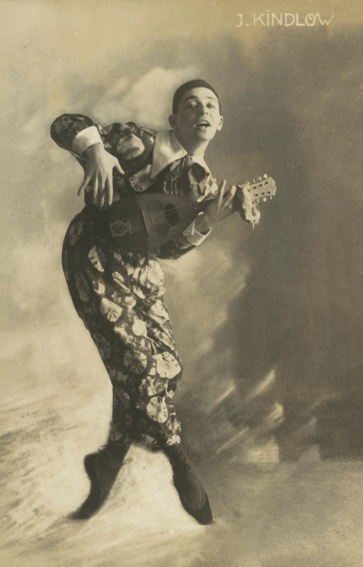 Pierrot grający na lutni (zdjęcie czarno-białe) autorstwa European Photographer