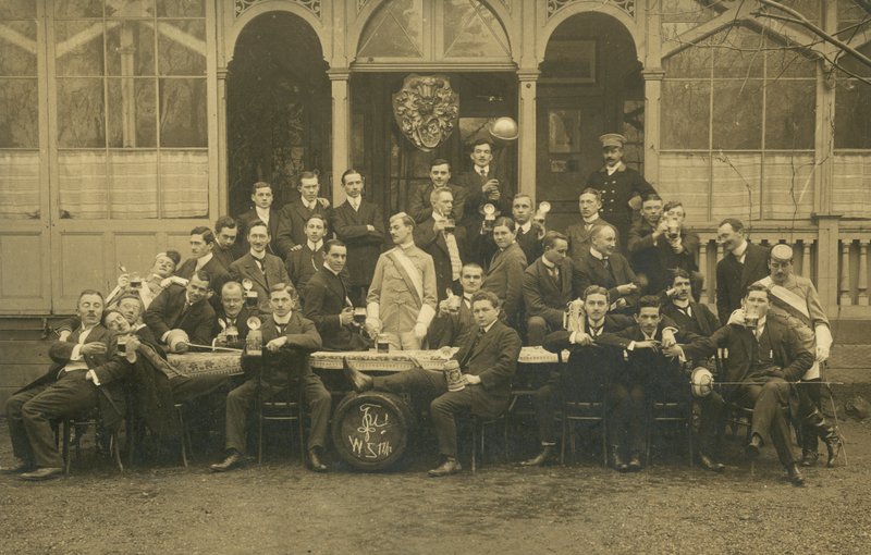 Portret grupy mężczyzn, prawdopodobnie klub szermierczy (zdjęcie czarno-białe) autorstwa European Photographer