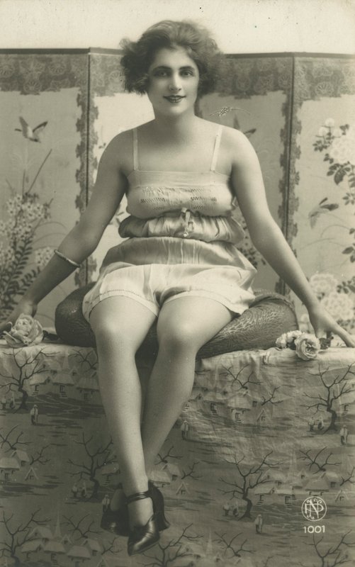 Portret siedzącej kobiety w bieliźnie (zdjęcie czarno-białe) autorstwa European Photographer